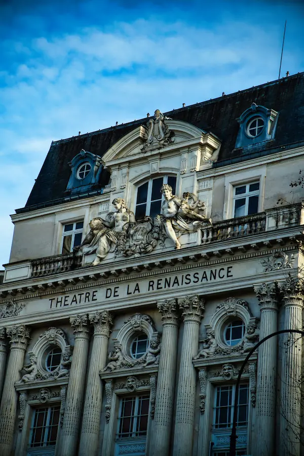 Façade du Théâtre de la Renaissance avec ses colonnes corinthiennes, ses sculptures allégoriques en fronton et ses ornements classiques