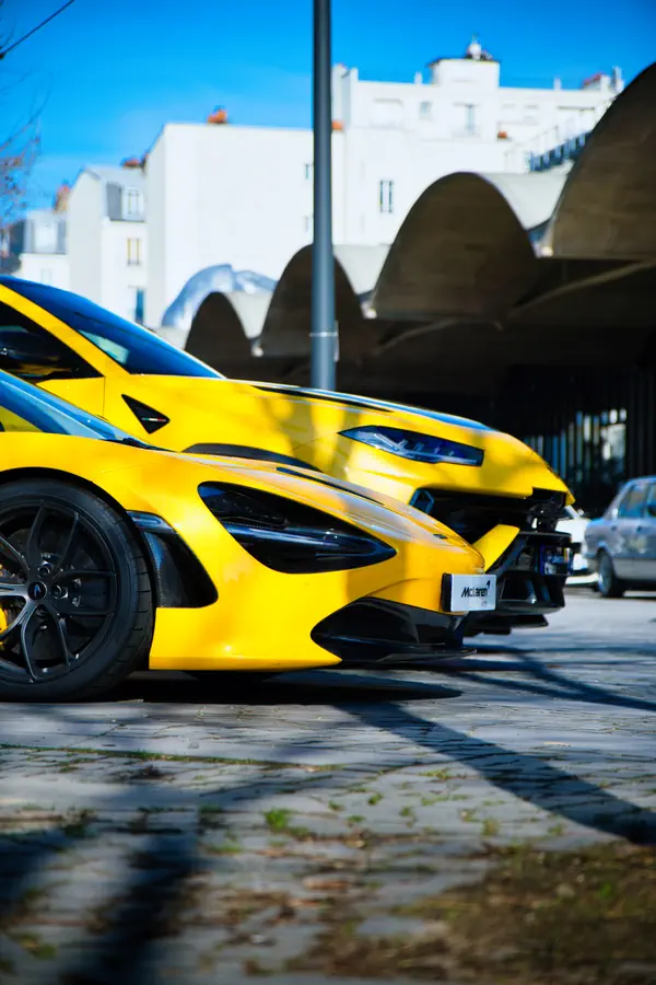 Gros plan sur les faces avant de d'une McLaren 720S et d'une Lamborghini Urus.