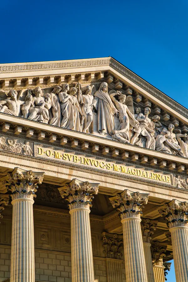 Fronton de l'église de la Madeleine à Paris, avec son inscription latine et son imposant bas-relief représentant une scène biblique.